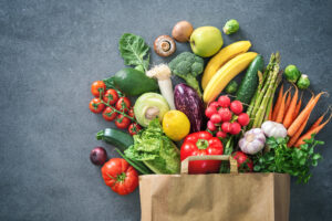 bolsa de compra con vegetales y frutas selección de comida saludable