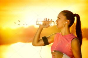 Mujer deportista bebiendo agua